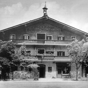 1930, Gasthaus Aufinger, rechts mit Zapfsäule